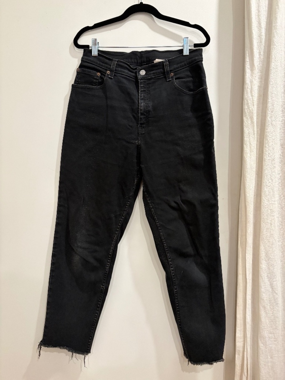 550 Levi’s Black Distressed Jeans (32x28)